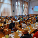 Sala Senatu Uniwersytetu Szczecińskiego wypełniona uczestnikami Zachodniopomorskich Warsztatów Archiwalnych „Archiwa i archiwiści na Pomorzu Zachodnim”.