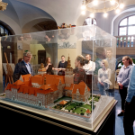 Uczestnicy warsztatów w trakcie wizyty studyjnej w gmachu Zachodniopomorskiego Urzędu Wojewódzkiego w Szczecinie na Wałach Chrobrego.