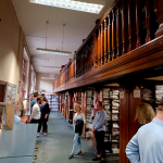 Uczestnicy warsztatów w trakcie wizyty studyjnej w Archiwum Zakładowym Zachodniopomorskiego Urzędu Wojewódzkiego w Szczecinie.